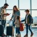 voyager en avion low-cost avec des enfants : astuces pour préparer le trajet, gérer les bagages et rendre le vol plus serein pour toute la famille.