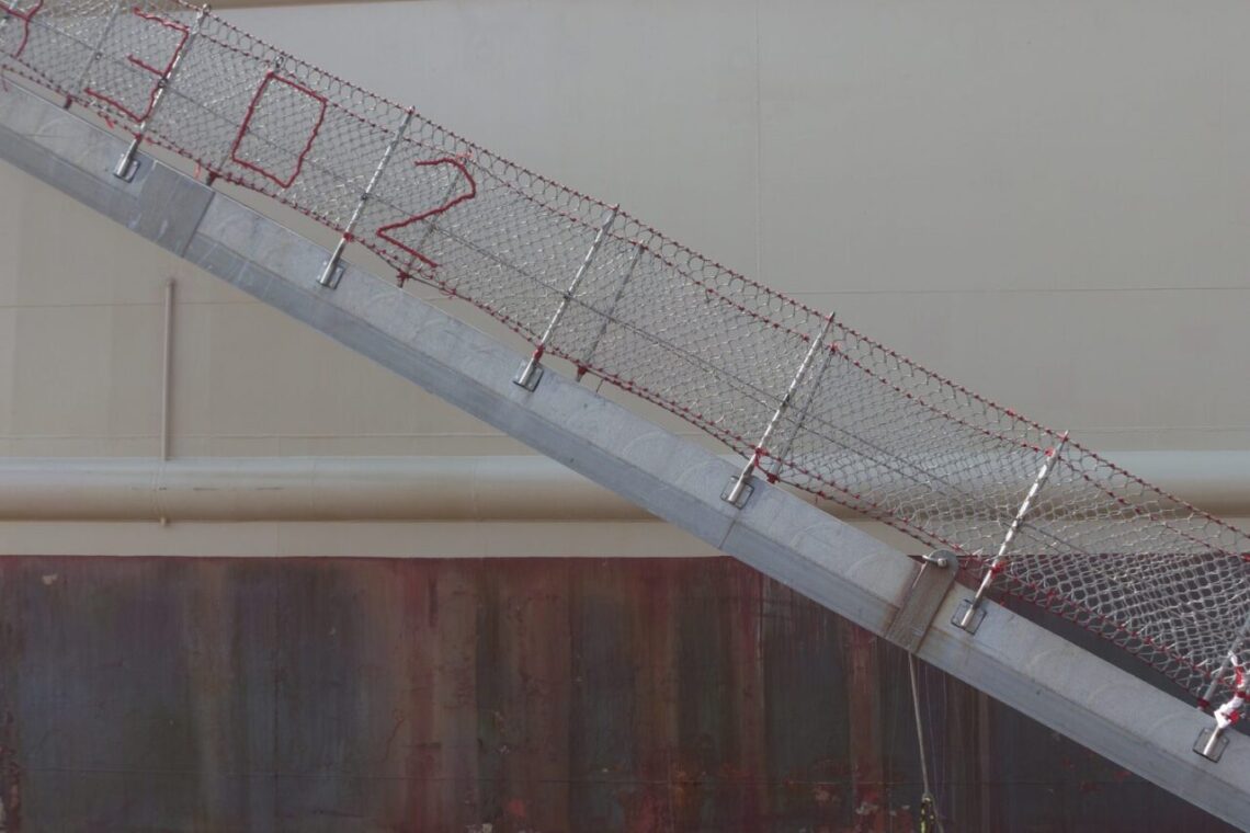 Filet de sécurité installé le long d’un escalier intérieur dans une maison.