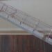 Filet de sécurité installé le long d’un escalier intérieur dans une maison.
